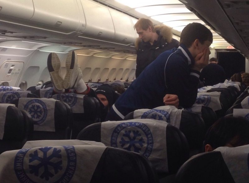 Самолет с хоккеистами «Сибири» задержали во Владивостоке